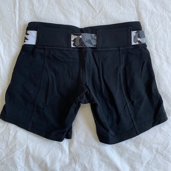 Black Lululemon 4" Shorts with Belt - Size 4 - Picture 2 of 2